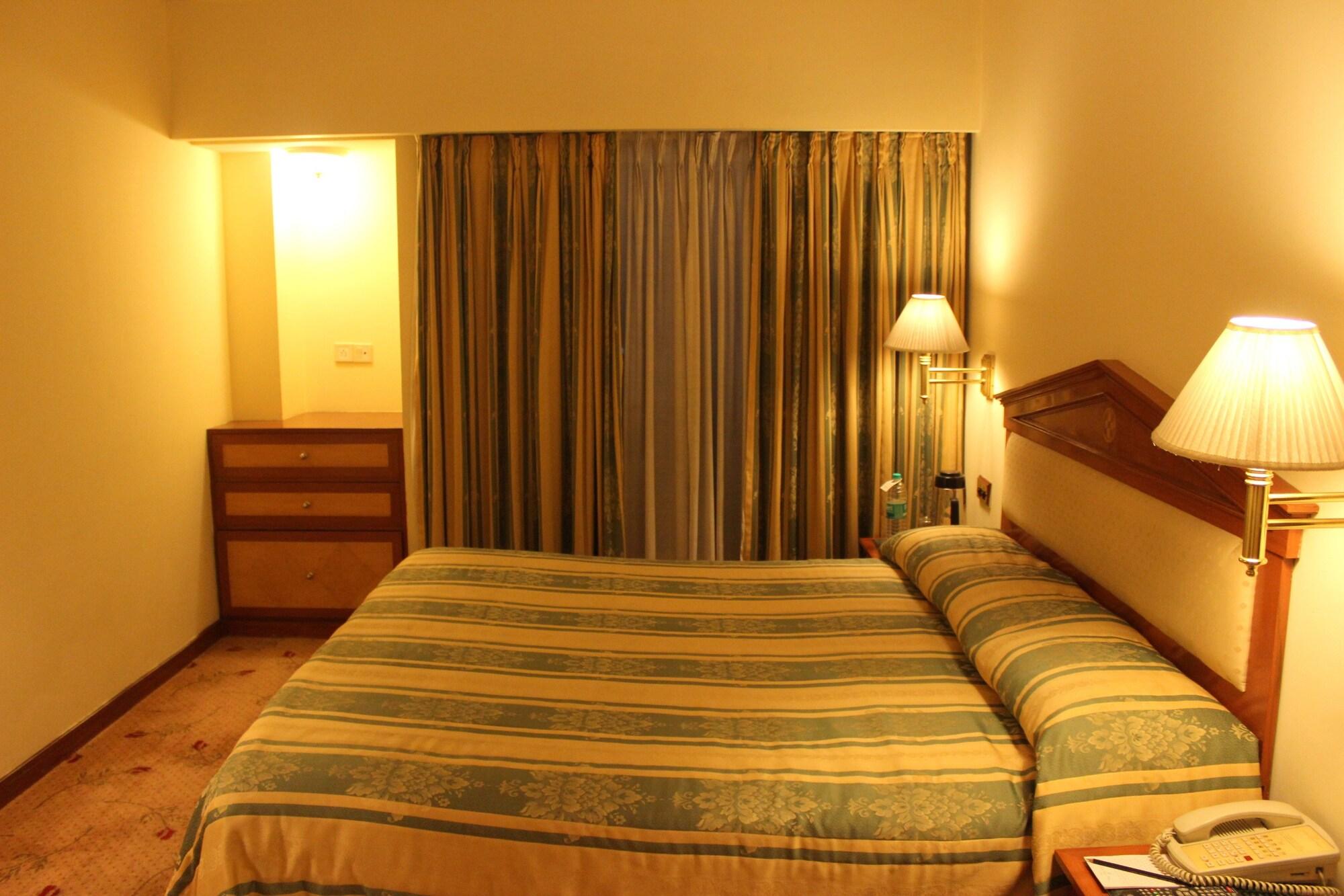 Hotel Sagar Plaza City Centre Púna Kültér fotó