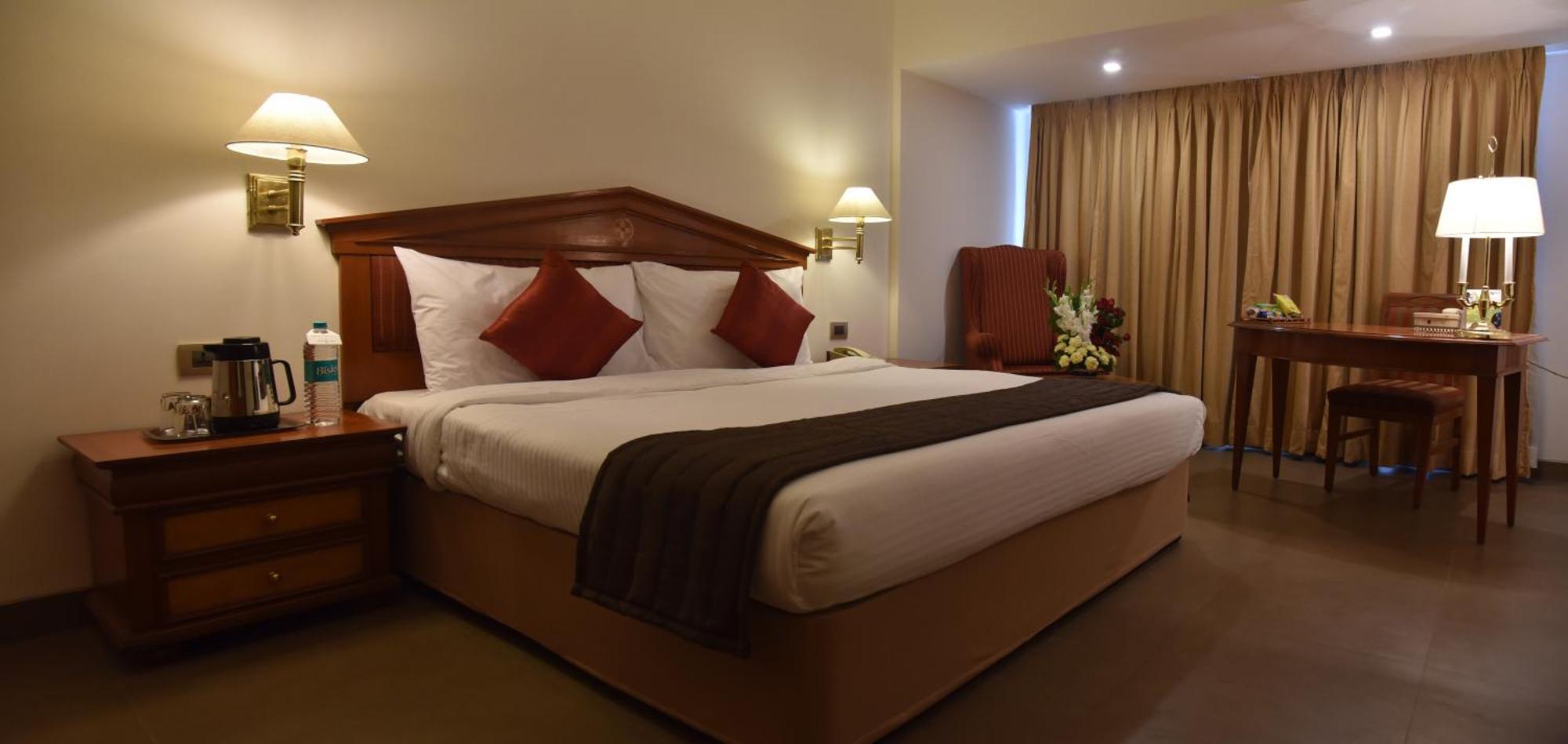 Hotel Sagar Plaza City Centre Púna Kültér fotó
