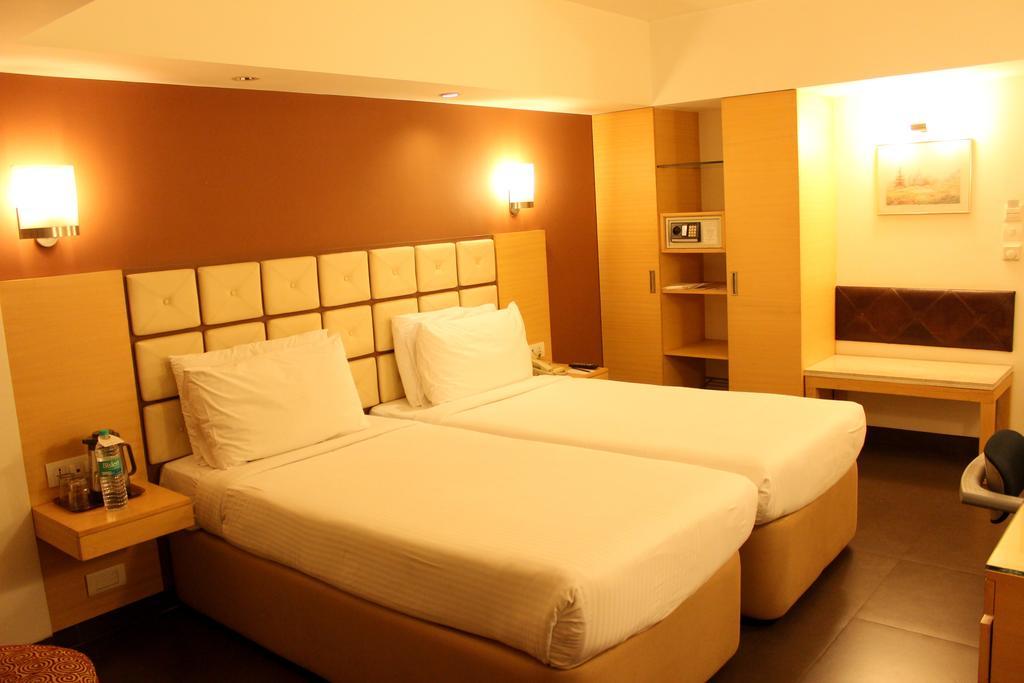 Hotel Sagar Plaza City Centre Púna Kültér fotó