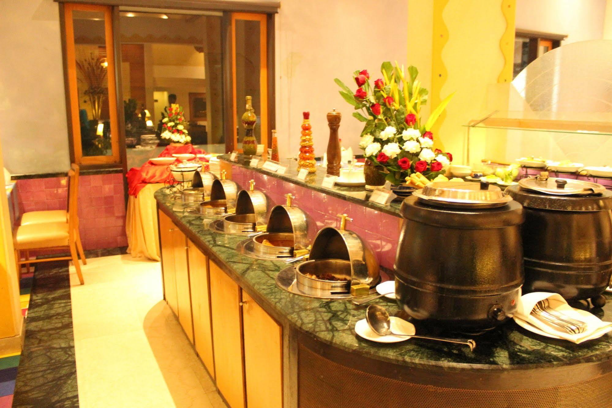 Hotel Sagar Plaza City Centre Púna Kültér fotó